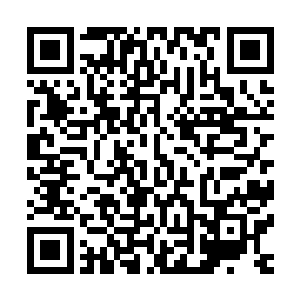 只有窗外的一轮圆月散发的月光照亮了整栋寂静无声的教学楼二维码生成