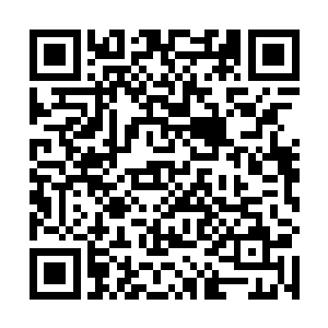 只见一个发福的中年大叔拉着一个女人朝房间强拖进去二维码生成