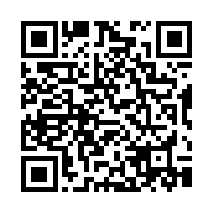 只见一个女生手里拿着演讲稿缓缓走上去二维码生成