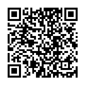 只见一个无眉无须的汉子正揪着一个精瘦男子在那里骂骂咧咧二维码生成