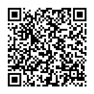 只见一个皮肤白净的年轻男子带着两个手下朝着自己这边走了过来二维码生成