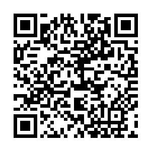 只见一个穿着天庭制式金甲的老头警惕着四周朝这边飞来了二维码生成