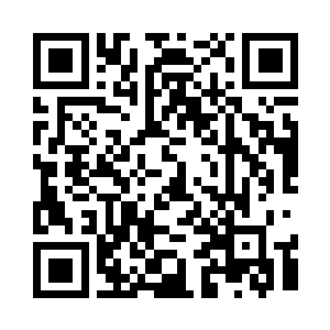 只见一个穿着机车装的男人靠在自己的机车上二维码生成