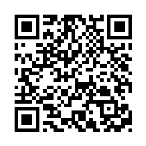 只见一个红色的身影从旁边的一辆车中走出来二维码生成