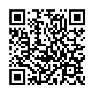 只见一位提着一桶水的老汉不小心摔了一跤二维码生成