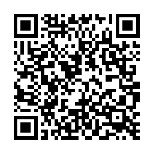 只见一名中年男子忽然站起身来欲要向着大门处走去时二维码生成