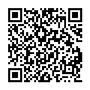 只见一名五十来岁的年男子举着红酒杯走了过来二维码生成