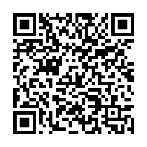 只见一名身材修长的年轻男子缓步走进了仓库当中二维码生成