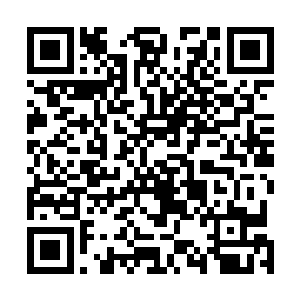 只见一名身穿白色长衫的中年男子无声无息的出现在那里二维码生成