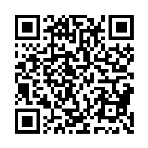 只见一身着华服的中年男子从古堡内走了出来二维码生成