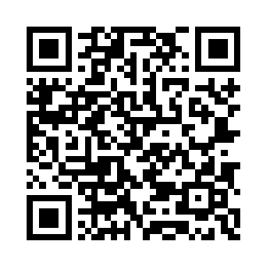 只见七八个人也拉着横幅在出口的另一边等待二维码生成