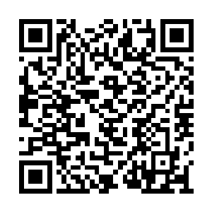 只见三道以直线方式飘来的卡牌从远处袭了过来二维码生成