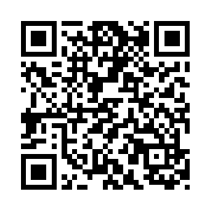 只见两个身影在巨大的深渊核心投影下方追赶二维码生成