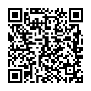 只见两位武当最高辈分的道士在小莲花峰万丈刀削悬崖边上二维码生成