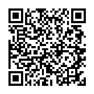 只见严明从办公桌的抽屉里拿出了一盒精装的茶叶出来二维码生成
