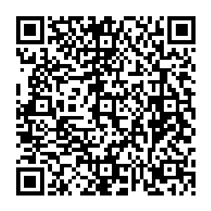 只见之前那位被他挤过的女孩子的身边不知道什么时候来了一个三十来岁胡子拉扎的男人二维码生成