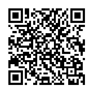 只见人群中的一个散修一只手紧紧地抓着一个妖媚的女子二维码生成