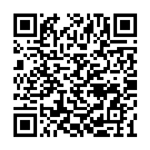 只见他的身体呈弓形不断的在原地快速的移动着二维码生成