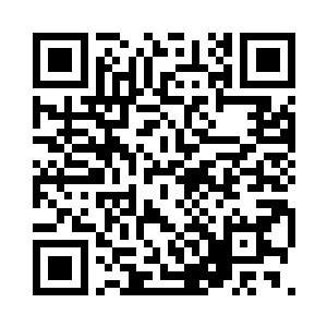 只见他酒杯中的液体上面出现了一个画面二维码生成