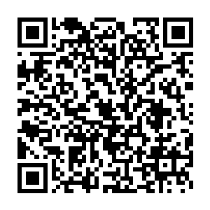 只见六个身穿制服的工作人员抬着一个蒙了黑布的方形物品上了台二维码生成