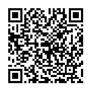只见其中一名黑衣人忽然抬起胳膊直接勒在了夜影的脖子上二维码生成