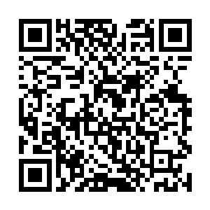 只见出现在会议室门外的是一个身穿黑色西装的男人二维码生成
