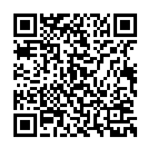 只见到挨着吧台却又比较隐秘有两个空着的位置二维码生成