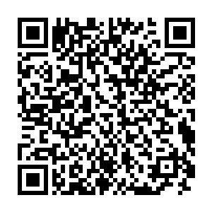 只见前方数十丈外的水深之处正是江千凌手持一柄寒冰凝成的仙剑二维码生成