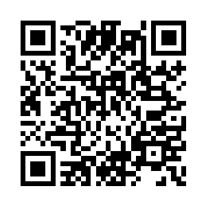 只见原联真的用酒精给裁纸刀消毒后二维码生成