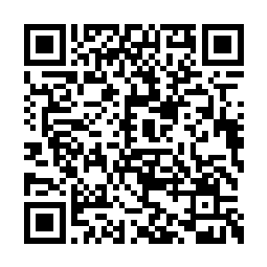 只见在她右侧大约不远处的巨石上坐着一个老翁二维码生成