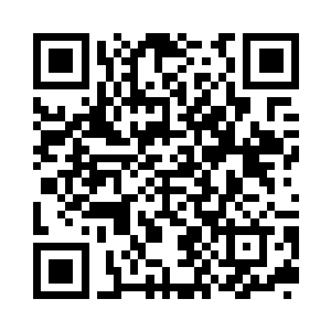 只见在我的床边摆放着一张玄黑桌子二维码生成