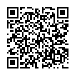 只见天上的连绵成片的黑云中心裂开了一个巨大的裂口二维码生成