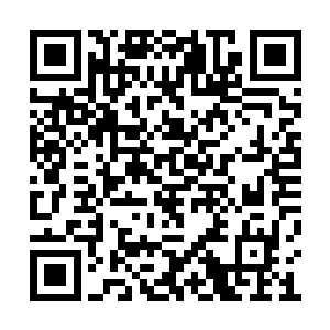 只见她将几份日式料理摆盘放在天井下的石桌上二维码生成