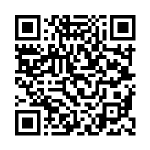 只见她撅起性感丰润的双唇对着屏幕亲了一下二维码生成