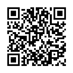 只见她正在热心给一位老大娘解释着什么二维码生成