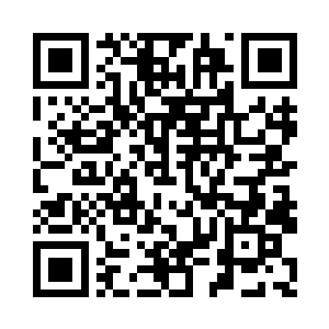 只见易盈枫坐在一个椭圆形的大木桶里面二维码生成