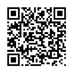 只见林欣怡得意洋洋地举着巨型双臂二维码生成