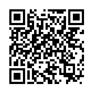 只见莉莉就站在十步不到的前面的大众车边二维码生成