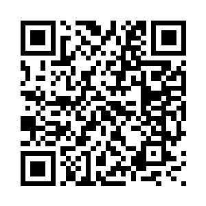 只见这偏殿的门侧上挂了一个石牌二维码生成