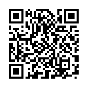 只见远处的黑漆马车和几匹马站在暗处二维码生成