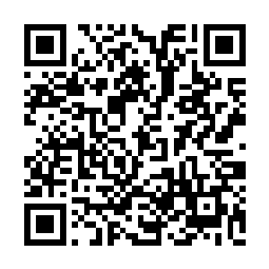 只见那串红黑相间的巨型珠子如疾风般横飞而来二维码生成