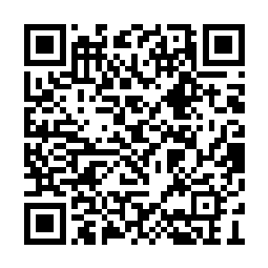 只见那幅画描绘的竟然就是一个村正中一个大湖二维码生成