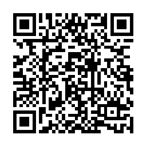 只见黑火真人的肉身提着豆鼓道人自碎石中飞射而出二维码生成