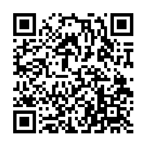 只隐约间觉得好像有纹身在日本和服男周围的人身上显露二维码生成