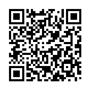 只露出一双眼睛在外的彭万户面前二维码生成