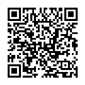 只靠天上月光和街道两边热闹的店铺里传出的光亮照路二维码生成