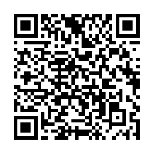 只顾着走路和伤心的她压根就没有提高警觉回眸察看二维码生成