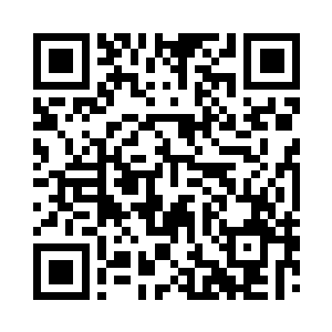 叫费力德的男子不甘心地伸向自己的手腕二维码生成