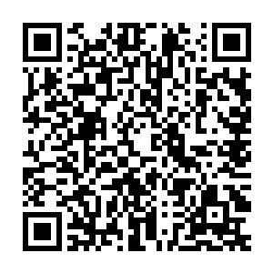 可他的身影却在这个摆满了桌椅的赌场大厅上借助着障碍物的阻拦二维码生成