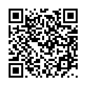 可以看到加油站哪里已经有五辆警车二维码生成